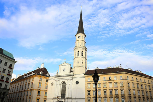 ウィーンの歴史的な建築 - st michaels church ストックフォトと画像