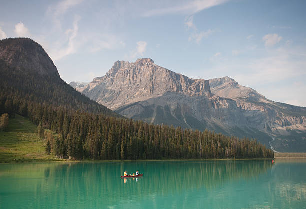 canoagem no lago esmeralda - british columbia canada lake emerald lake imagens e fotografias de stock