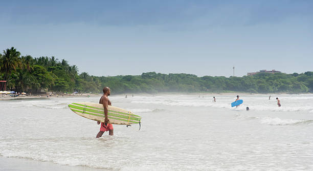 persone sulla spiaggia di tamarindo in costa rica - penisola di nicoya foto e immagini stock