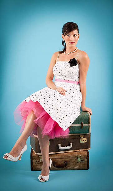 복고풍 젊은 여자 대기 쌓다 빈티지 여행 가방 - polka dot suitcase retro revival women 뉴스 사진 이미지