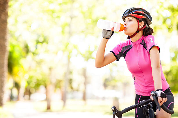 ciclista andando de bicicleta de água potável - water bottle sports and fitness selective focus sport - fotografias e filmes do acervo