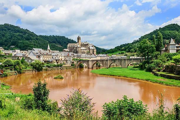 estaing villaggio medievale - lot region foto e immagini stock