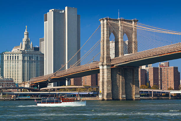 ブルックリンブリッジ、建築、ニューヨークシティー。 - east river riverbank waters edge suspension bridge ストックフォトと画像