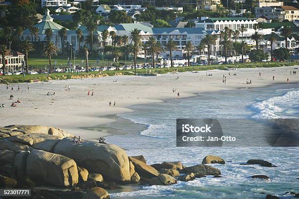 Promenade Und Dem Strand Von Camps Bay Stockfoto und mehr Bilder von Afrika - Afrika, Atlantik, Auto