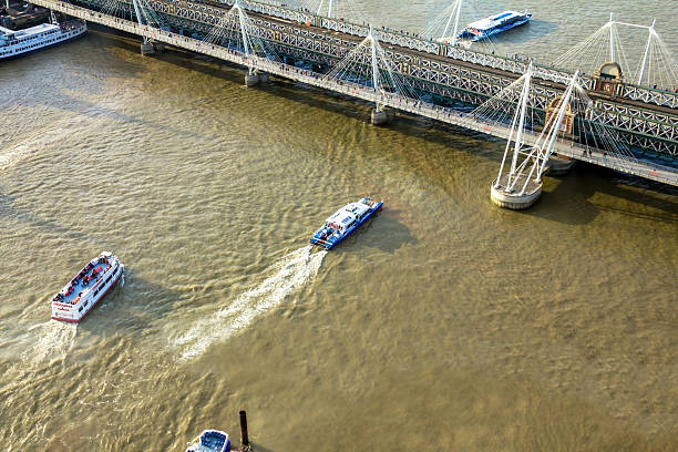 haugerford мосту темзы и туристических лодками - thames river стоковые фото и изображения