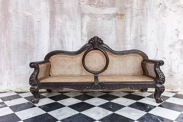 antique canapé contre fond de vieux stuc - fauteuil baroque photos et images de collection