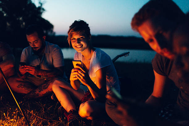 campeggio gli amici insieme nella natura - friendship camping night campfire foto e immagini stock