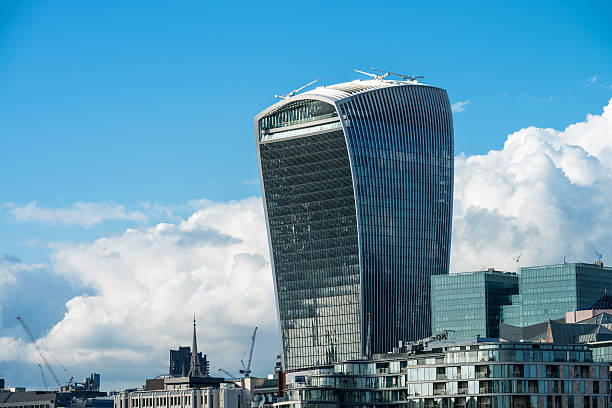 " walkie-a falar edifício, londres" - crane skyline uk tower of london imagens e fotografias de stock