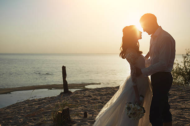 istock wedding photosession on the beach 523033190