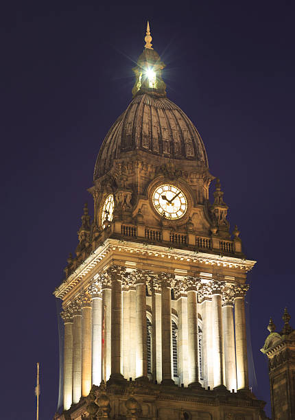 leeds town hall à noite - leeds england leeds town hall night uk - fotografias e filmes do acervo