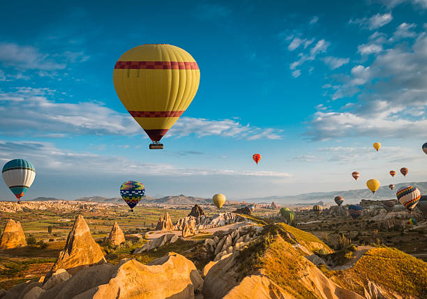 aria palloncini in cappadocia, turchia - inflating balloon blowing air foto e immagini stock