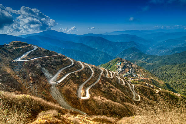 kurvige straßen, seide trading route zwischen china und indien - curve driving winding road landscape stock-fotos und bilder