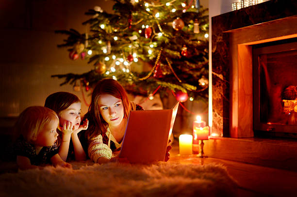 madre y sus hijas leer un libro - home decorating living room luxury fireplace fotografías e imágenes de stock