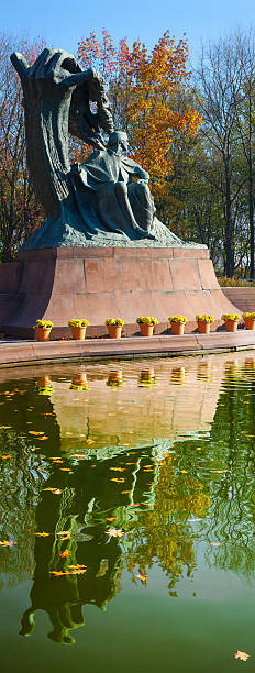 ワジェンキ公園でショパン像、ワルシャワ,ポーランド - fryderyk ストックフォトと画像