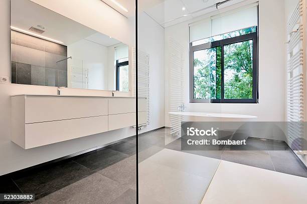 Luxuriöses Modernes Badezimmer Stockfoto und mehr Bilder von Badezimmer - Badezimmer, Badewanne, Heizkörper