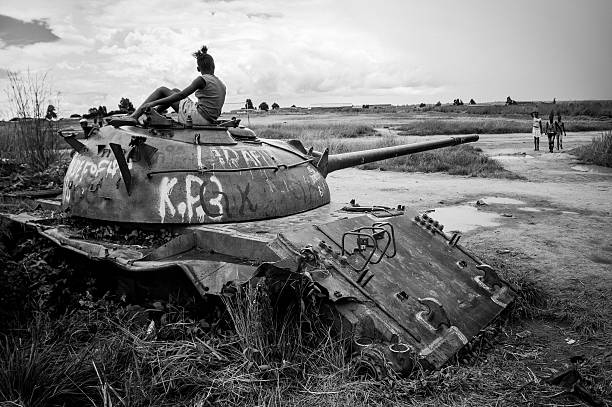 mulher jovem sentado no topo de uma regata abandonado. - guerra civil angolana - fotografias e filmes do acervo