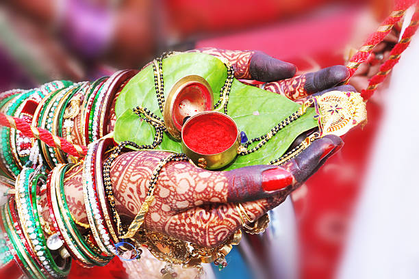 sindoor de mariage - henna tattoo tattoo indian culture wedding photos et images de collection