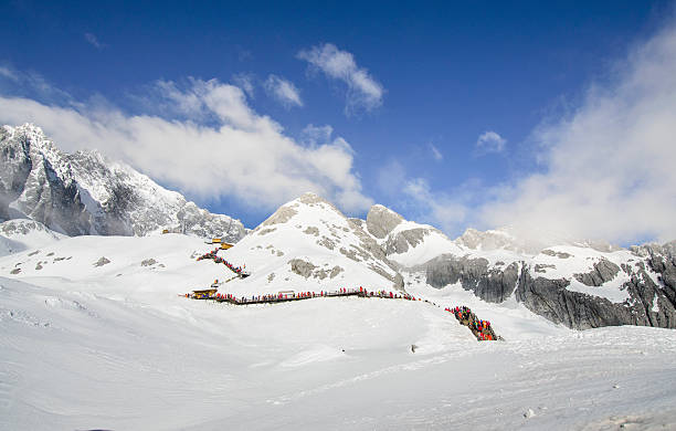 montañas con nieve y niebla - amadablam fotografías e imágenes de stock