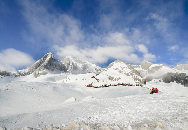 スノー山、ミスト - amadablam ストックフォトと画像