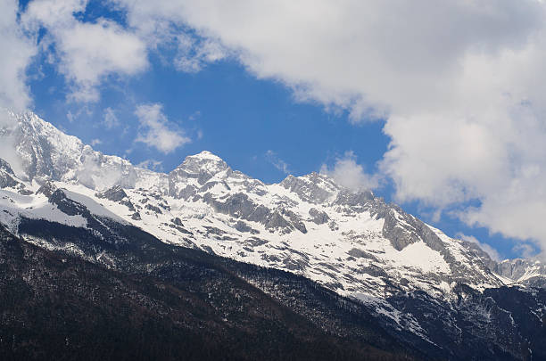 montañas con nieve y niebla - amadablam fotografías e imágenes de stock