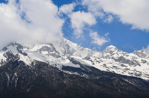 スノー山、ミスト - amadablam ストックフォトと画像