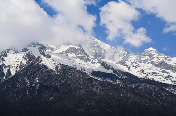 montañas con nieve y niebla - amadablam fotografías e imágenes de stock