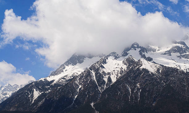 montañas con nieve y niebla - amadablam fotografías e imágenes de stock