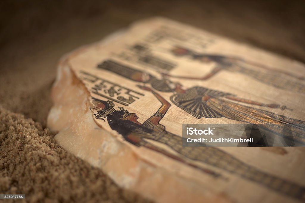 Ägyptische Hieroglyphe Steintafel im Sand - Lizenzfrei Papyrus Stock-Foto