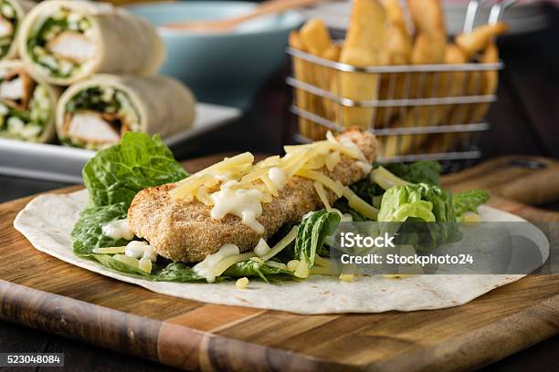 Foto de Burrito De Frango Empanado Alface Fresca Wrap Com Queijo e mais fotos de stock de Comida