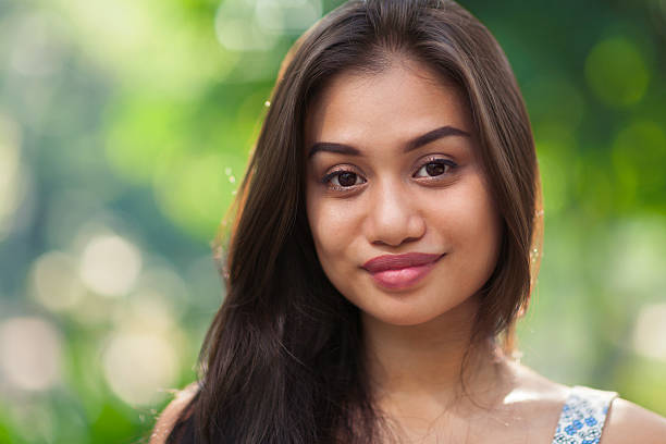 portrait de femme en plein air dans un parc - big lips photos et images de collection