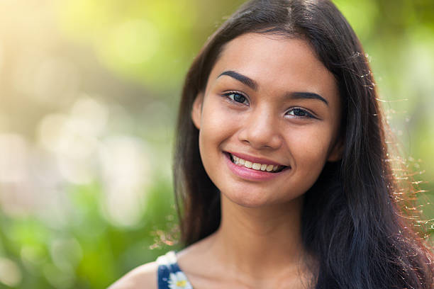 サマーた若い女性のポートレート - nature smiling teenage girls female ストックフォトと画像
