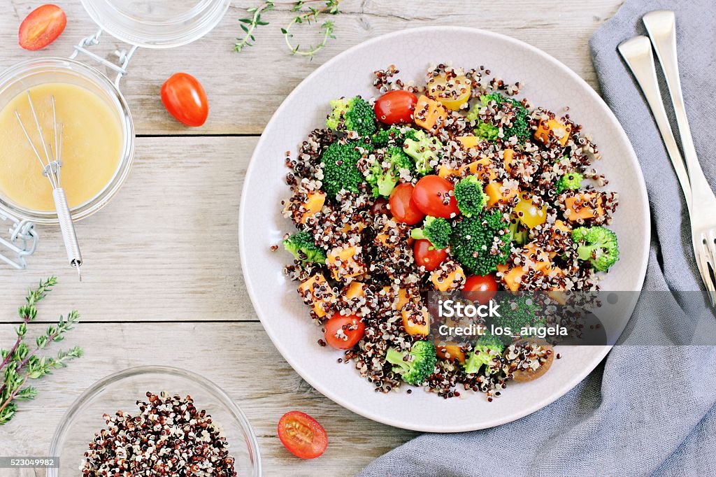 Quinua ensalada con broccoli, batatas y tomates - Foto de stock de Ensalada libre de derechos