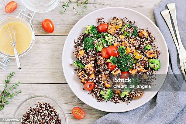 Quinua Ensalada Con Broccoli Batatas Y Tomates Foto de stock y más banco de imágenes de Ensalada - Ensalada, Quinua, Grano entero