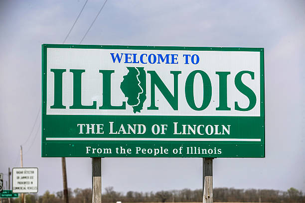 istock Welcome to Illinois Sign 523050070