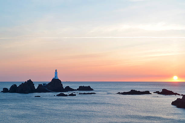 farol ao pôr do sol corbière - jersey uk nature landscape imagens e fotografias de stock