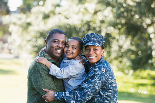 Militar regreso a casa, Marina de guerra servicewoman con la familia photo