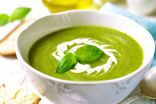 цуккини сливочный суп. - soup zucchini spinach cream стоковые фото и изображения