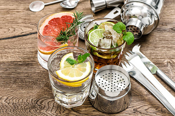 フルーツドリンクカクテル作りのバーツール、シェーカー、眼鏡 - cocktail bar caipirinha drink ストックフォトと画像