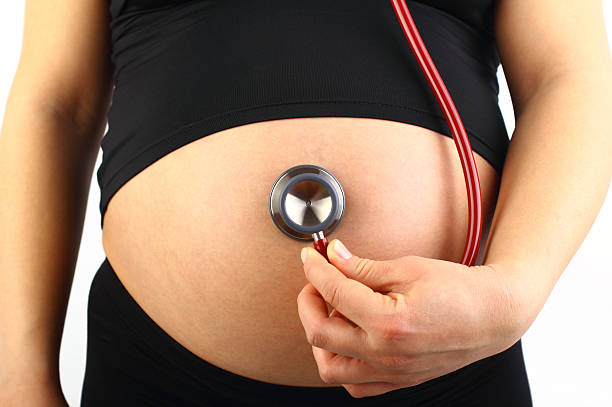 grávida mulher ouvindo do bebê piscar de olhos - stethoscope human hand doctor handcarves - fotografias e filmes do acervo