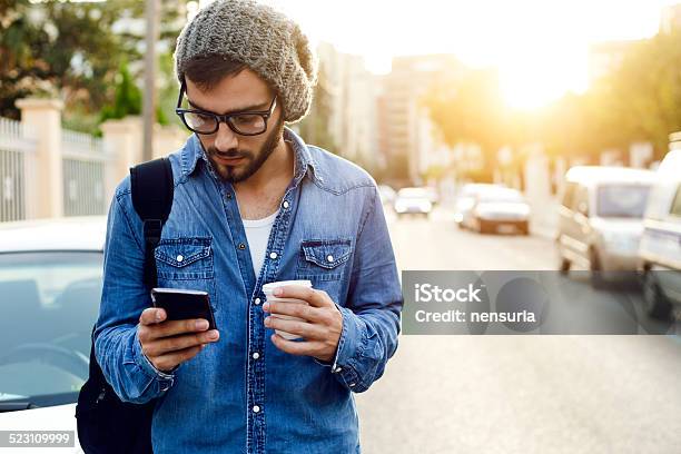 Moderna De Hombre Joven Con El Teléfono Móvil En La Calle Foto de stock y más banco de imágenes de Aire libre