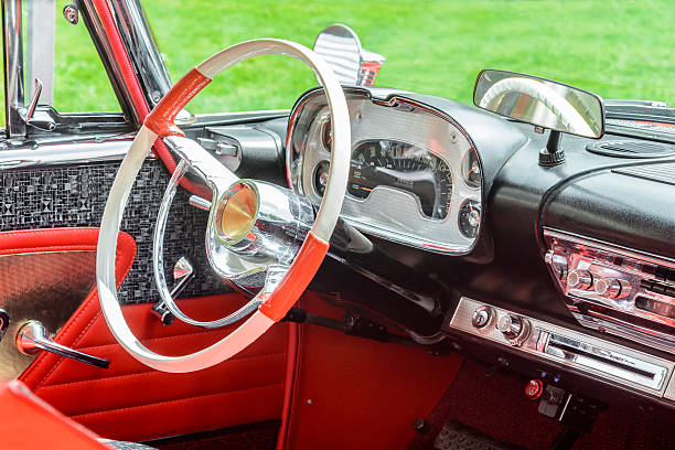 vintage dos anos 1950 american interior de carro - gauge radio meter retro revival - fotografias e filmes do acervo