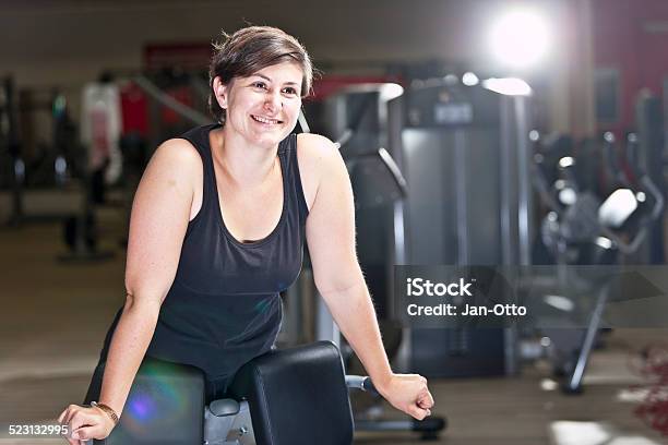 Junge Frau Im Fitnessstudio Stockfoto und mehr Bilder von Anaerobes Training - Anaerobes Training, Arbeiten, Atelier