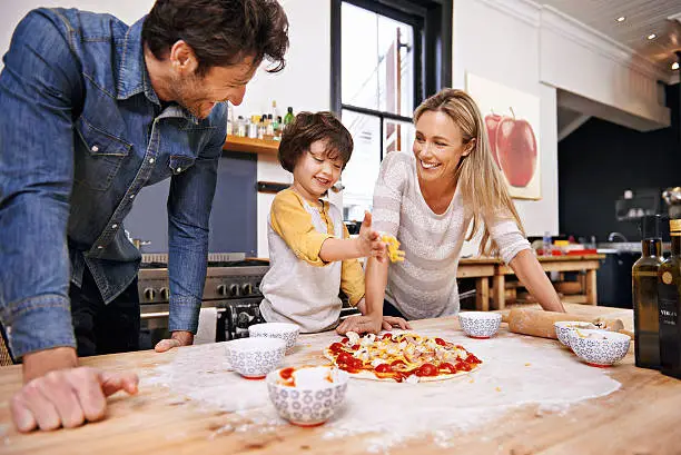 A family making pizza together at homehttp://195.154.178.81/DATA/i_collage/pi/shoots/784218.jpg
