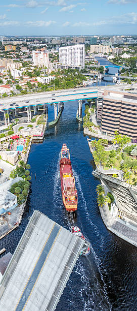 miami river fracht business - piloting commercial dock harbor industrial ship stock-fotos und bilder