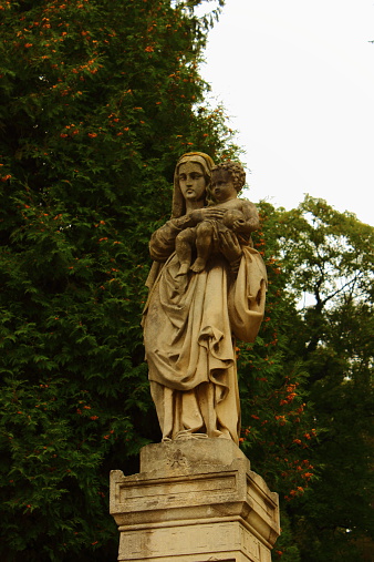 sculpture stands in Vigee monument in the form of a Saint Mary with Jesus