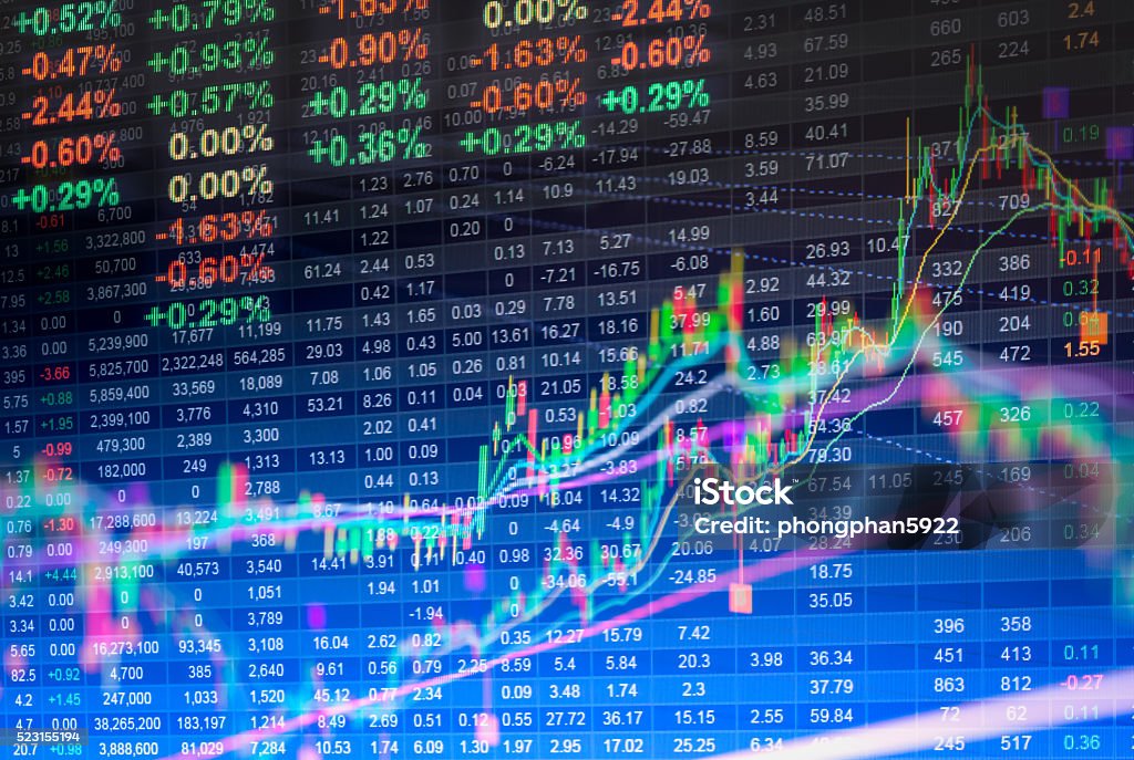 Datos financieros en un monitor, datos de la bolsa de LED - Foto de stock de Mercado bursátil libre de derechos