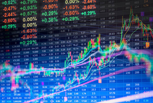 dati finanziari su un monitor, quotazione di borsa un led - stock market finance investment stock ticker board foto e immagini stock