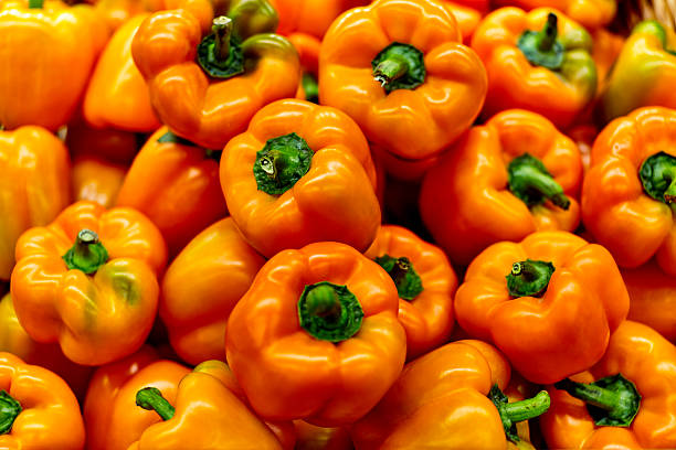 orange bell peppers - orangefarbige paprika stock-fotos und bilder