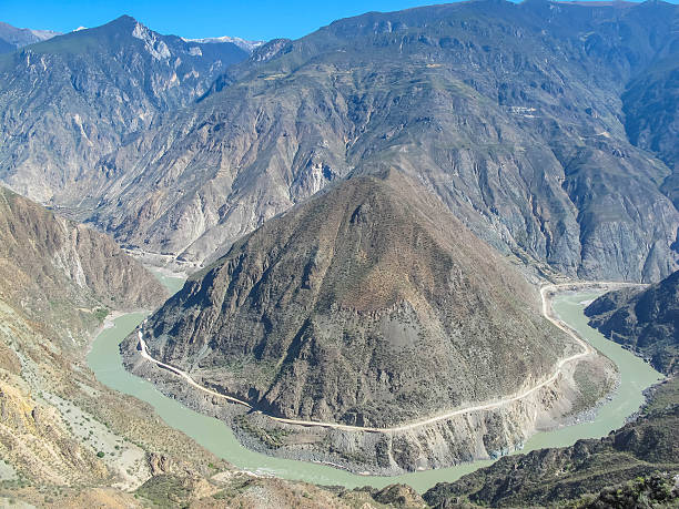 omega bend del fiume yangtze yunnan, cina - yunnan province tibetan culture tibet asian culture foto e immagini stock