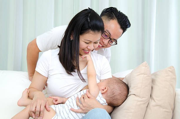 allattare al seno-bambino - sucking asian ethnicity baby mother foto e immagini stock